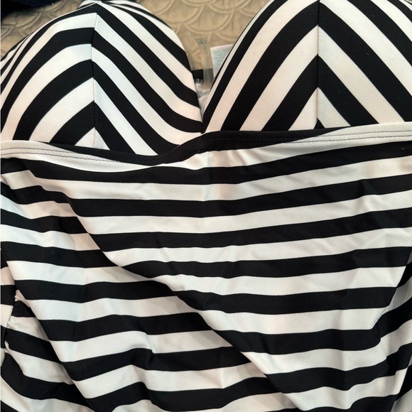 New Directions Black and White Bathing Suit with Skirted bottom NWT size Medium - Picture 6 of 7